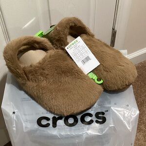 CROCS Cocoa Cozzzy Luxe Slippers - Size 8